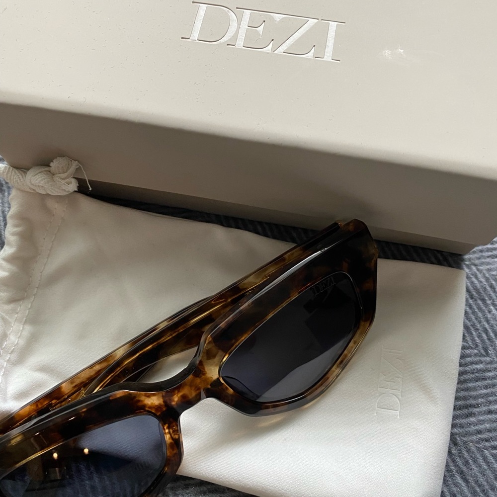DEZI “On Read” Sunglasses in Dark Roast
